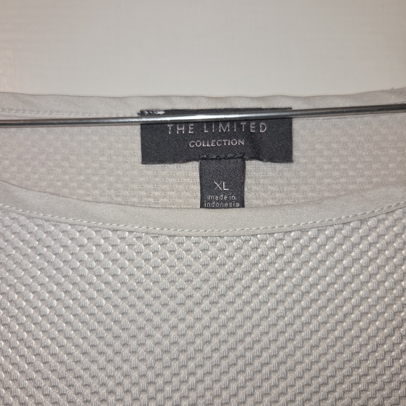 The Limited: Light Gray Textured Blouse with Tie Sleeves. Size XL. - Picture 3 of 9